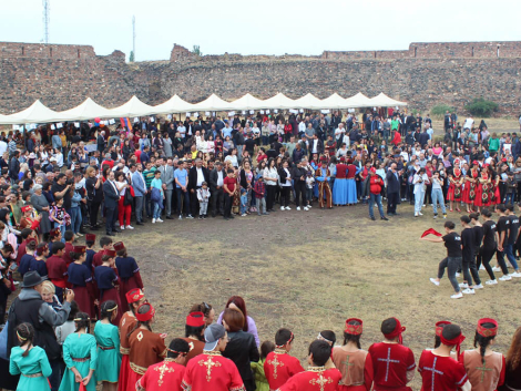 azgayin-erg-u-pari-paraton-dashtademi-amrocum