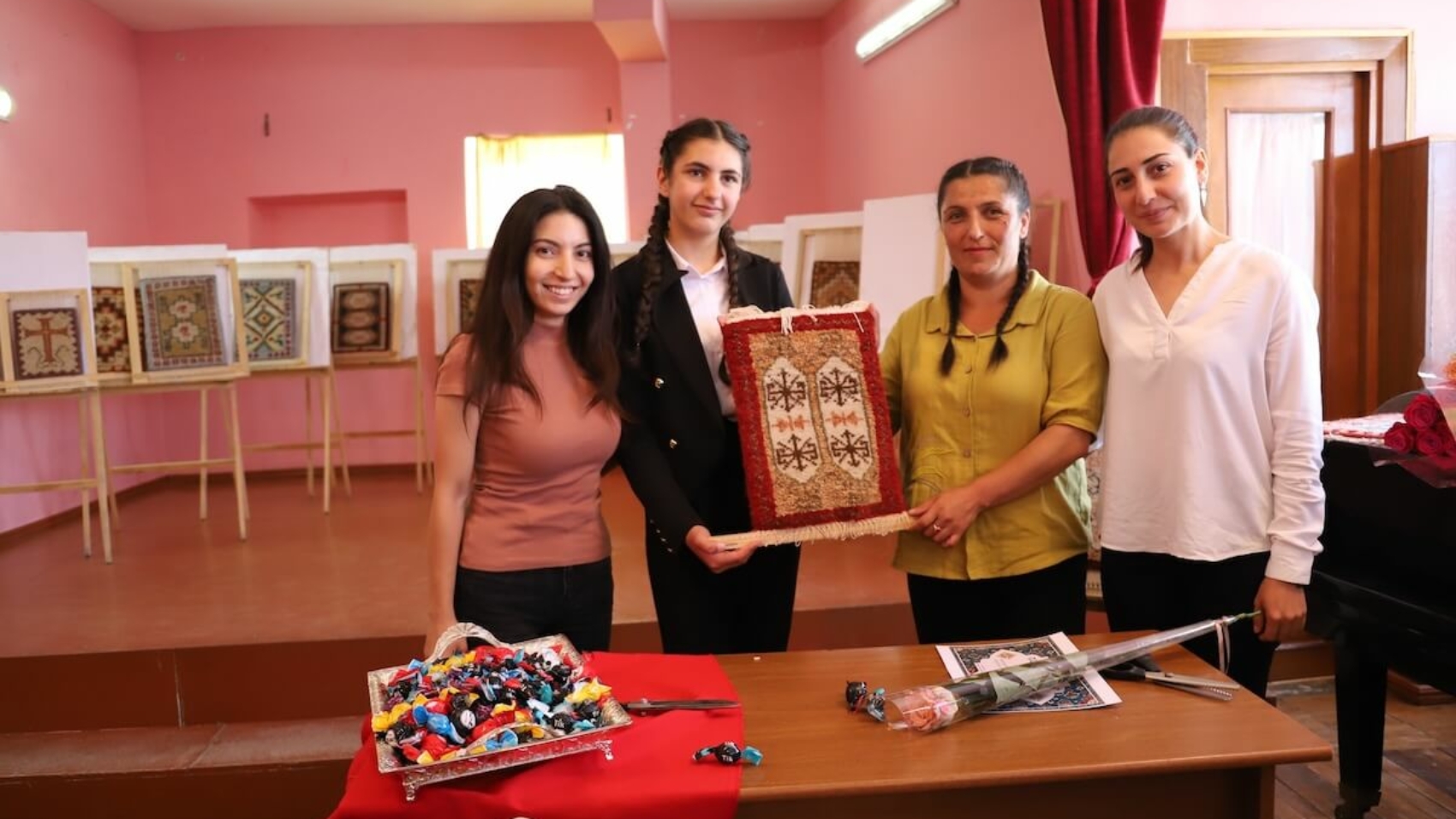 Գորգի կտրման արարողություն՝ Սարուխանի արվեստի դպրոցում