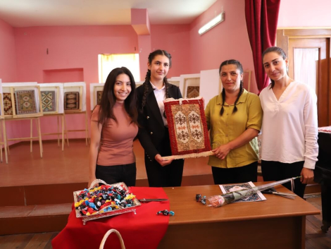 Գորգի կտրման արարողություն՝ Սարուխանի արվեստի դպրոցում