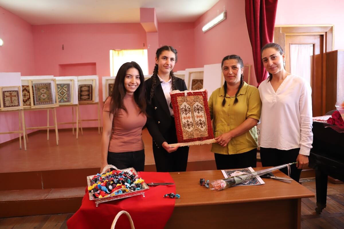 Գորգի կտրման արարողություն՝ Սարուխանի արվեստի դպրոցում