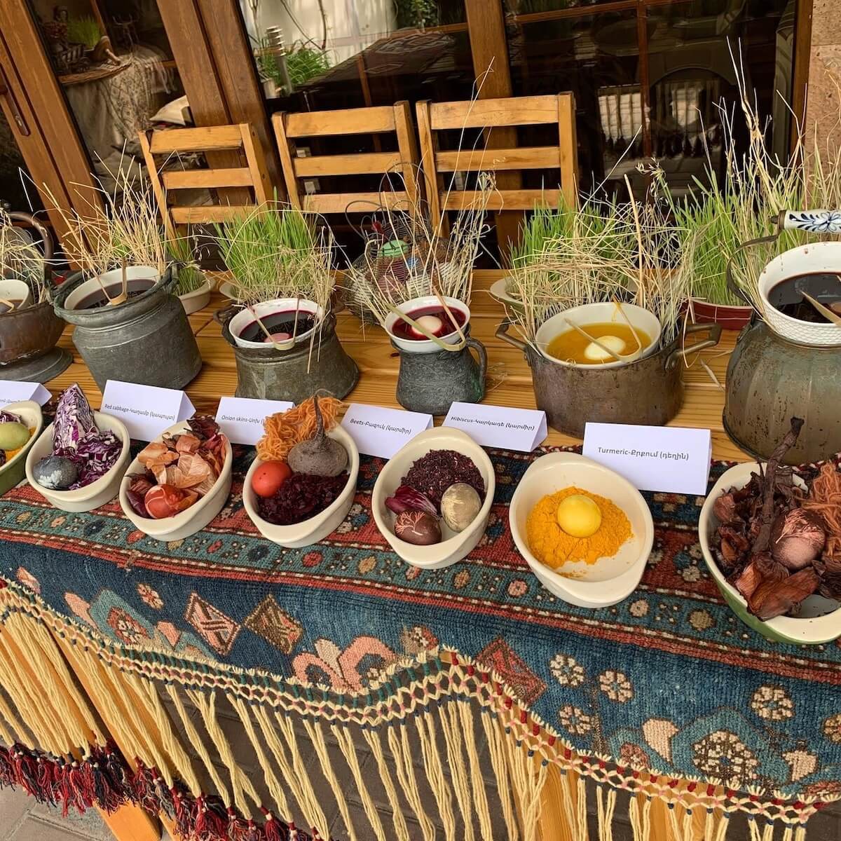 Բնական ներկանյութերով ձվի և թելերի ներկման դասընթաց